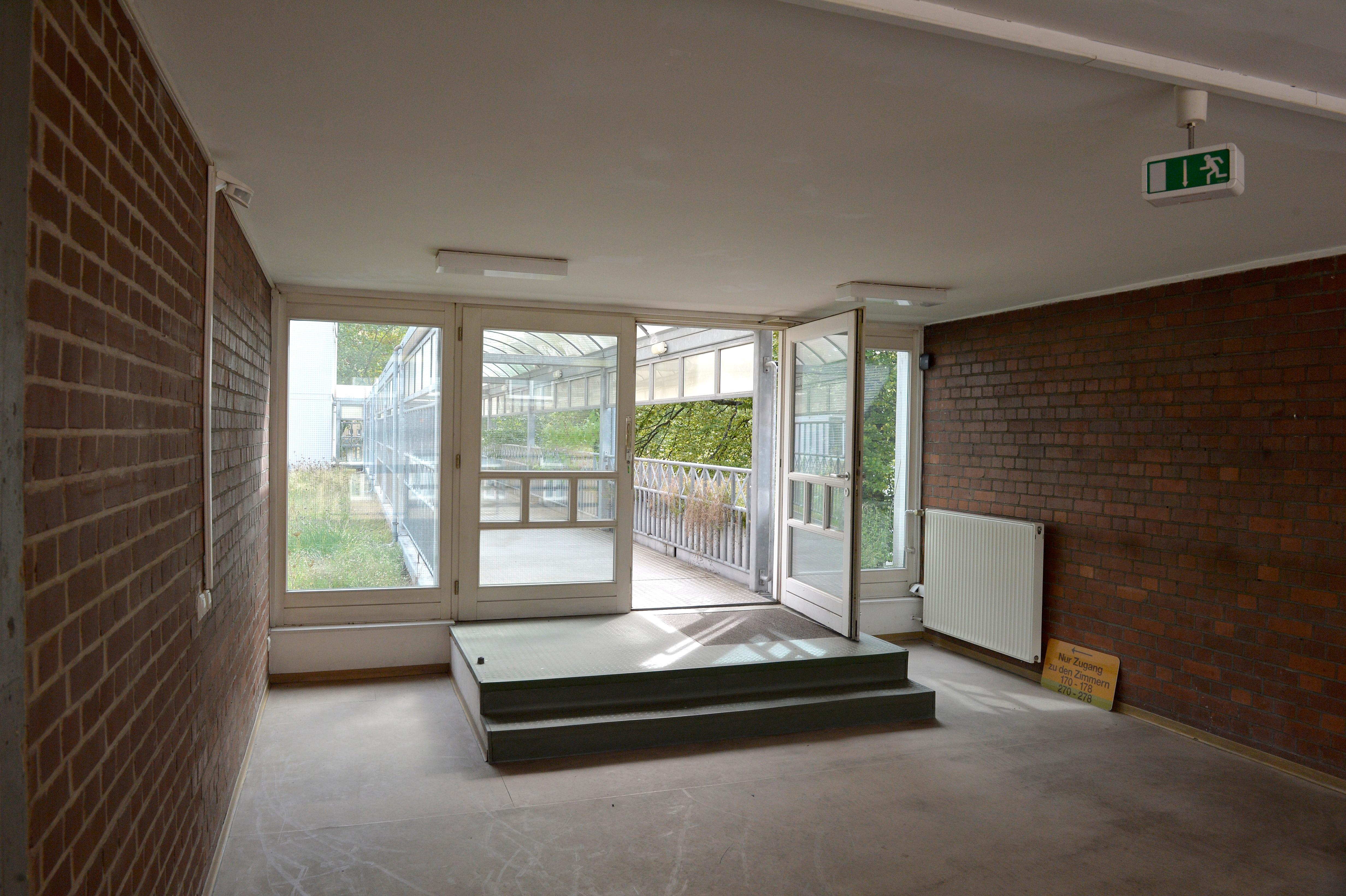 Anlässlich zu diesem Tag öffnete auch der Erlanger Frankenhof nochmal seine Pforten. Zahlreiche Interessierte nahmen an den Führungen durchs Haus und den ehemaligen Sesam teil und sahen sich die historischen Bilder zu den Aktivitäten des Hauses von bernd Böhner an.