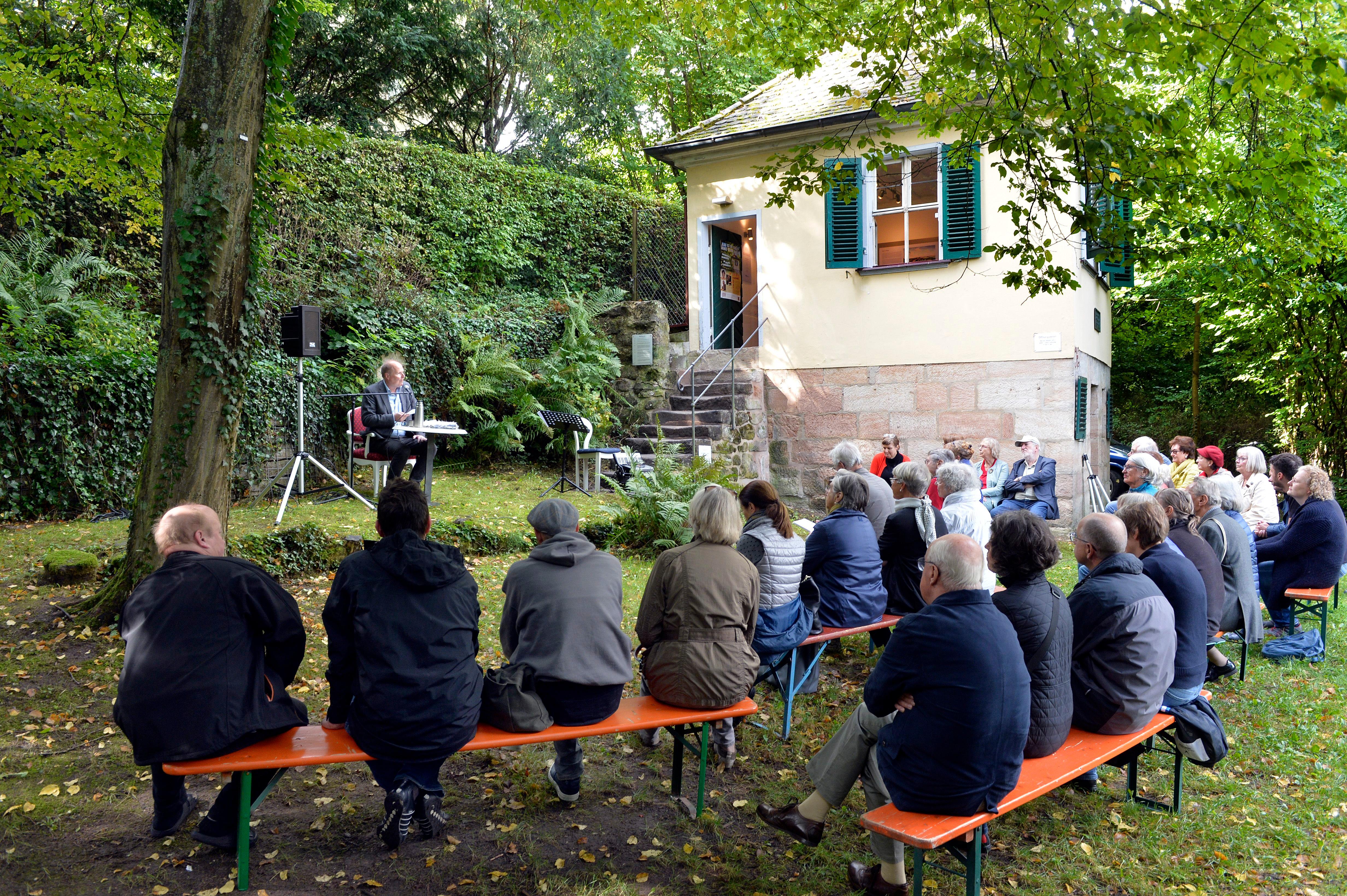 Am Platenhäuschen lauschten die Besucher der Schauspielerin Lea Schmocker, dem Literaturwissenschaftler Gunnar Och und Peter Horcher mit seinem Akkordeon.