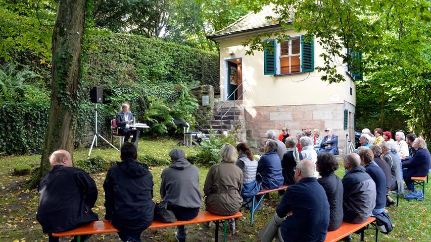 Am Platenhäuschen lauschten die Besucher der Schauspielerin Lea Schmocker, dem Literaturwissenschaftler Gunnar Och und Peter Horcher mit seinem Akkordeon.
