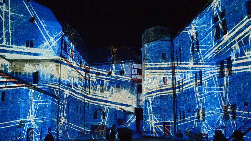 Mit einer 360-Grad-Installation sorgte der Künstler dafür, dass sie umgeben waren von Mauern, auf denen die Geschichte der Burg erzählt wurde.