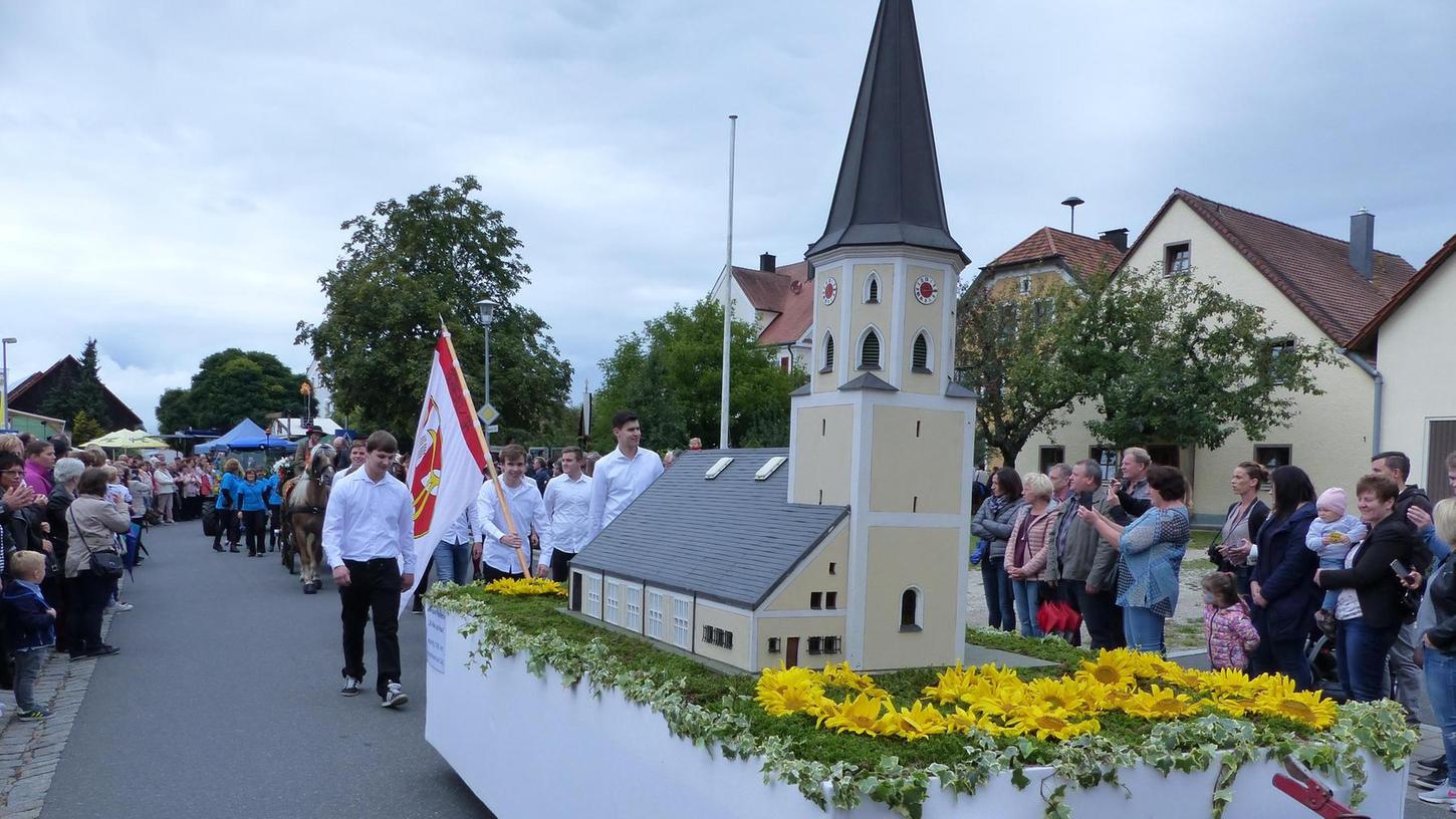 875 Jahre Berngau: Hitzkuchen und Butterbrote für die vielen Zaungäste