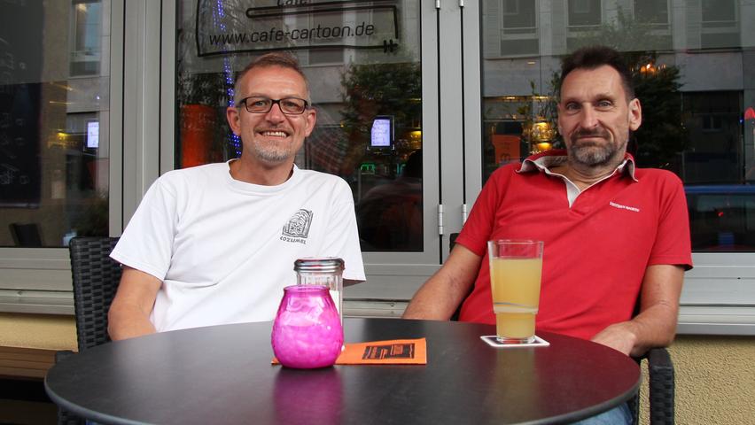 "Das Cartoon ist eine echte Institution in Nürnberg", beschreibt Betreiber Olaf Schulmeistrat (51, links) sein Lokal nahe der Lorenzkirche. Das Café mit Bar gibt es bereits seit 28 Jahren und bietet vor allem der Schwulen- und Lesbenszene ein Zuhause. Stammgast Thomas Markwardt (54, rechts) kommt drei bis vier Mal pro Woche vorbei, um seinen Feierabend bei einem kühlen Getränk zu genießen. Er lobt vor allem die große Auswahl an regionalen Bieren sowie die hausgemachte Pasta. An den Wochenenden verwandelt sich das Cartoon in einen kleinen Partytempel, der bis zwei oder drei Uhr morgens geöffnet hat. "Das Cartoon ist eine echte Institution in Nürnberg", beschreibt Betreiber Olaf Schulmeistrat (51, links) sein Lokal nahe der Lorenzkirche. Das Café mit Bar gibt es bereits seit 28 Jahren und bietet vor allem der Schwulen- und Lesbenszene ein Zuhause. Stammgast Thomas Markwardt (54, rechts) kommt drei bis vier Mal pro Woche vorbei, um seinen Feierabend bei einem kühlen Getränk zu genießen. Er lobt vor allem die große Auswahl an regionalen Bieren sowie die hausgemachte Pasta. An den Wochenenden verwandelt sich das Cartoon in einen kleinen Partytempel, der bis zwei oder drei Uhr morgens geöffnet hat.
