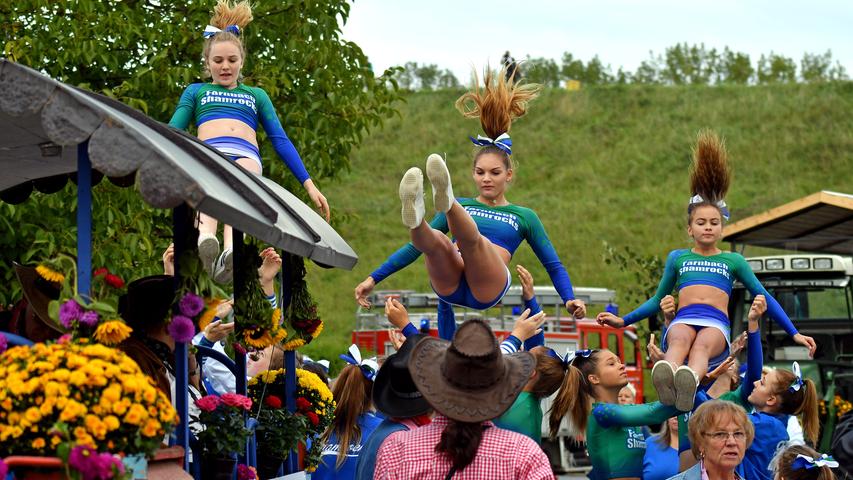 Cheerleader und bunte Wägen: So wild war der Kärwa-Umzug in Atzenhof