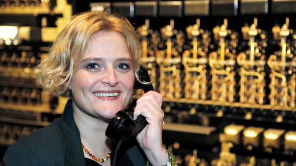 Für Marion Grether, künftige Leiterin des Deutschen Museums Nürnberg ändert sich in puncto Arbeit gerade nicht viel, da das Museum noch nicht eröffnet ist: „Ich gehe täglich in mein neues Büro und arbeite mich in das neue Zukunftsthema ein. Dazu habe ich jetzt sehr viel Ruhe, da ja alle öffentlichen Termine wegfallen, also Entschleunigung pur! Diesen Luxus der „geschenkten“ Zeit sollte man auch mal annehmen und bei aller Ernsthaftigkeit der Situation darin etwas Gutes sehen. Auch bringt dieser Ausnahmezustand die Menschen näher zusammen, man kümmert sich umeinander — auch nicht der schlechteste Effekt. Ansonsten habe ich vollstes Vertrauen in unser Gesundheitssystem. Wer Hilfe braucht, wird sie bekommen, daran glaube ist fest.“