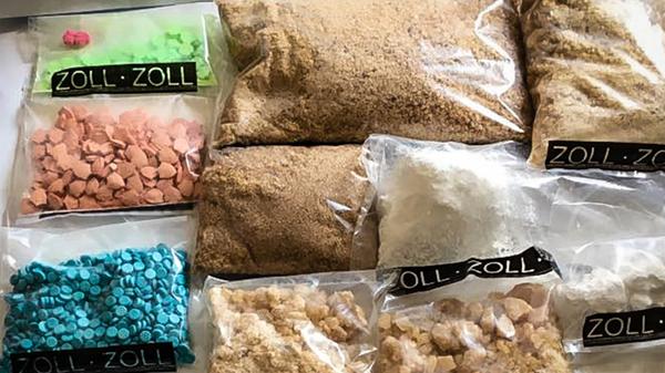 Amphetamin ähnelt von seiner chemischen Struktur her den menschlichen Botenstoffen Adrenalin und Dopamin und wirkt laut des Drogen- und Suchtberichts der Drogenbeauftragten der Bundesregierung subjektiv leistungs- und konzentrationssteigernd und unterdrückt Müdigkeit, Hunger und Erschöpfung. Die abhängigmachende Wirkung der Droge ist belegt, diese macht sich vor allem psychisch bemerkbar. Besonderer Beliebtheit erfreut sich kristallines Methamphetamin, das sogenannte...