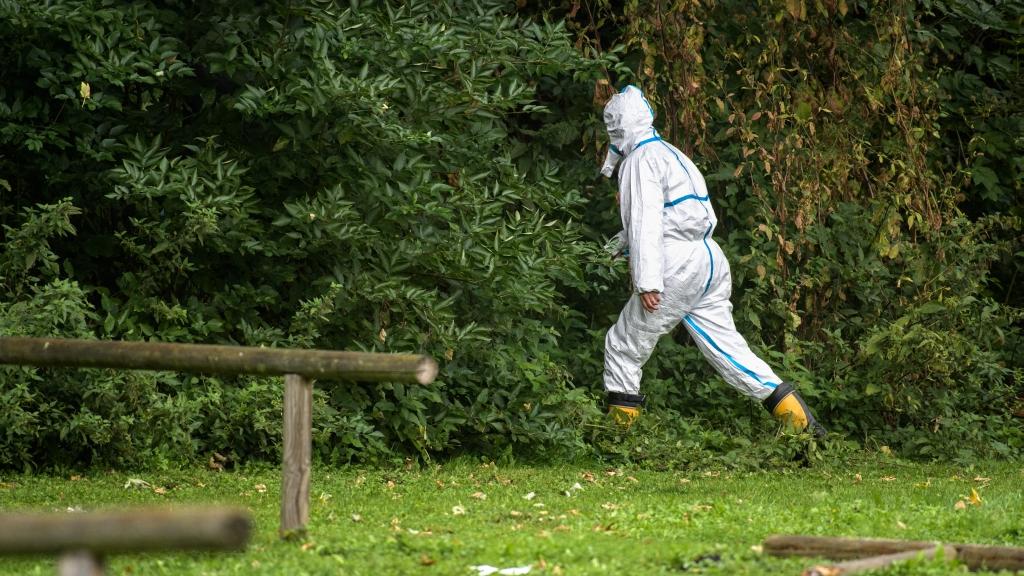 Ein Gärtner hatte die Leiche am Montag am Feringasee bei Unterföhring gefunden. Nun ist sicher, dass die Frau gewaltsam getötet wurde.