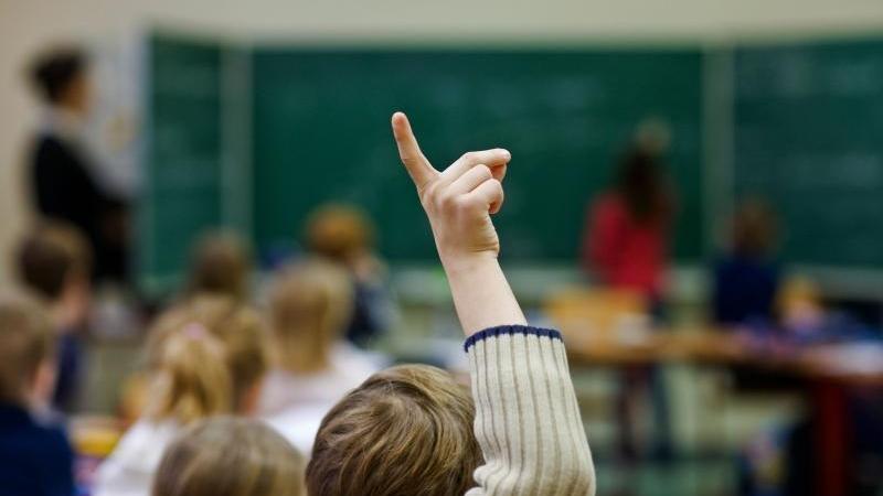Weil das Bildungsniveau der Grundschüler in Deutschland deutlich gesunken ist, wird es wichtiger denn je gegen den zunehmenden Lehrermangel anzukämpfen.