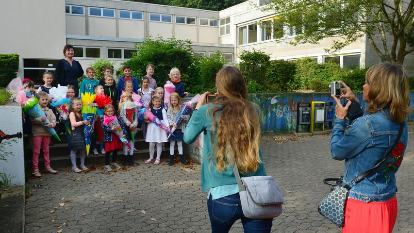 Mit den Zweitklässlern in einer Klasse: Erster Schultag in Dechsendorf