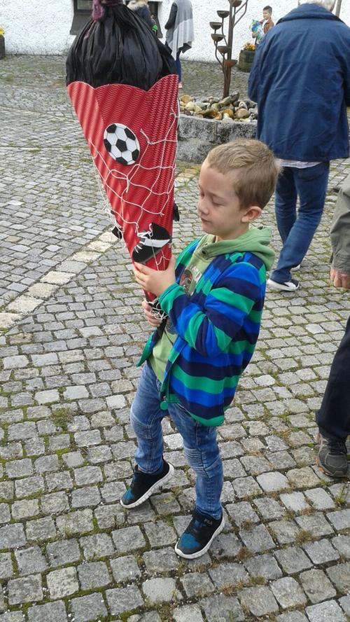 Der sechsjährige Jonas aus Wendelstein ist ganz stolz auf seine Schultüte:"Ich bin ein Cluberer, das sieht man ja, und finde, ich habe die coolste und schönste Schultüte mit meiner Mama gebastelt."