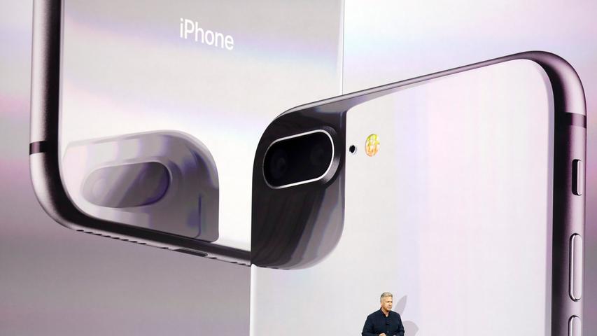 Damit findet ein Bildschirm mit einer Diagonale von 5,8 Zoll - mehr als beim aktuellen Plus-Modell - in einem Gehäuse Platz, dass nur unwesentlich größer ist als das aktuelle "kleine" iPhone 7.