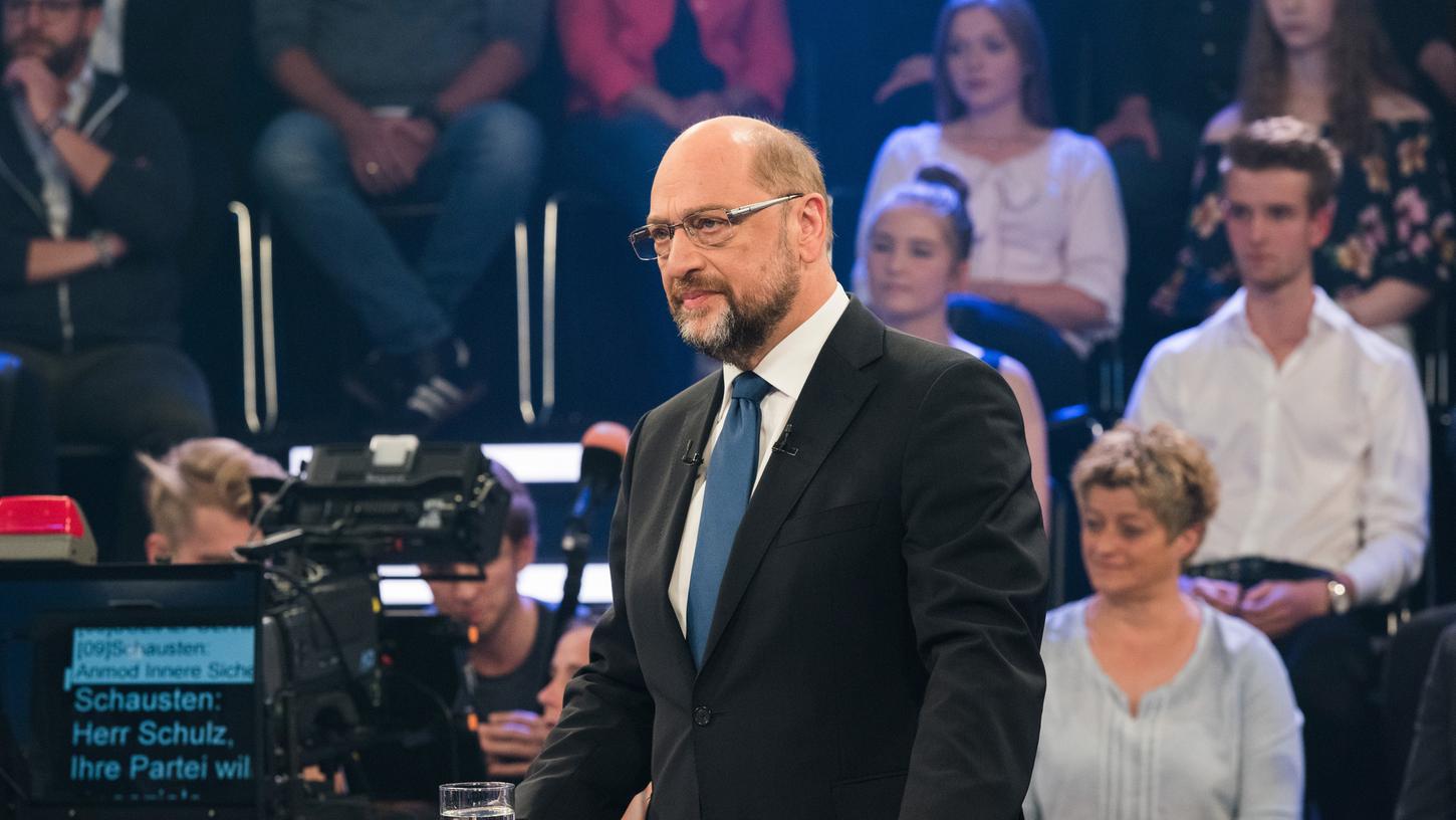 Im Wahlkampfendspurt versucht der in Umfragen abgeschlagene SPD-Kanzlerkandidat Martin Schulz, ein zweites TV-Duell mit Kanzlerin Angela Merkel (CDU) zu erzwingen.