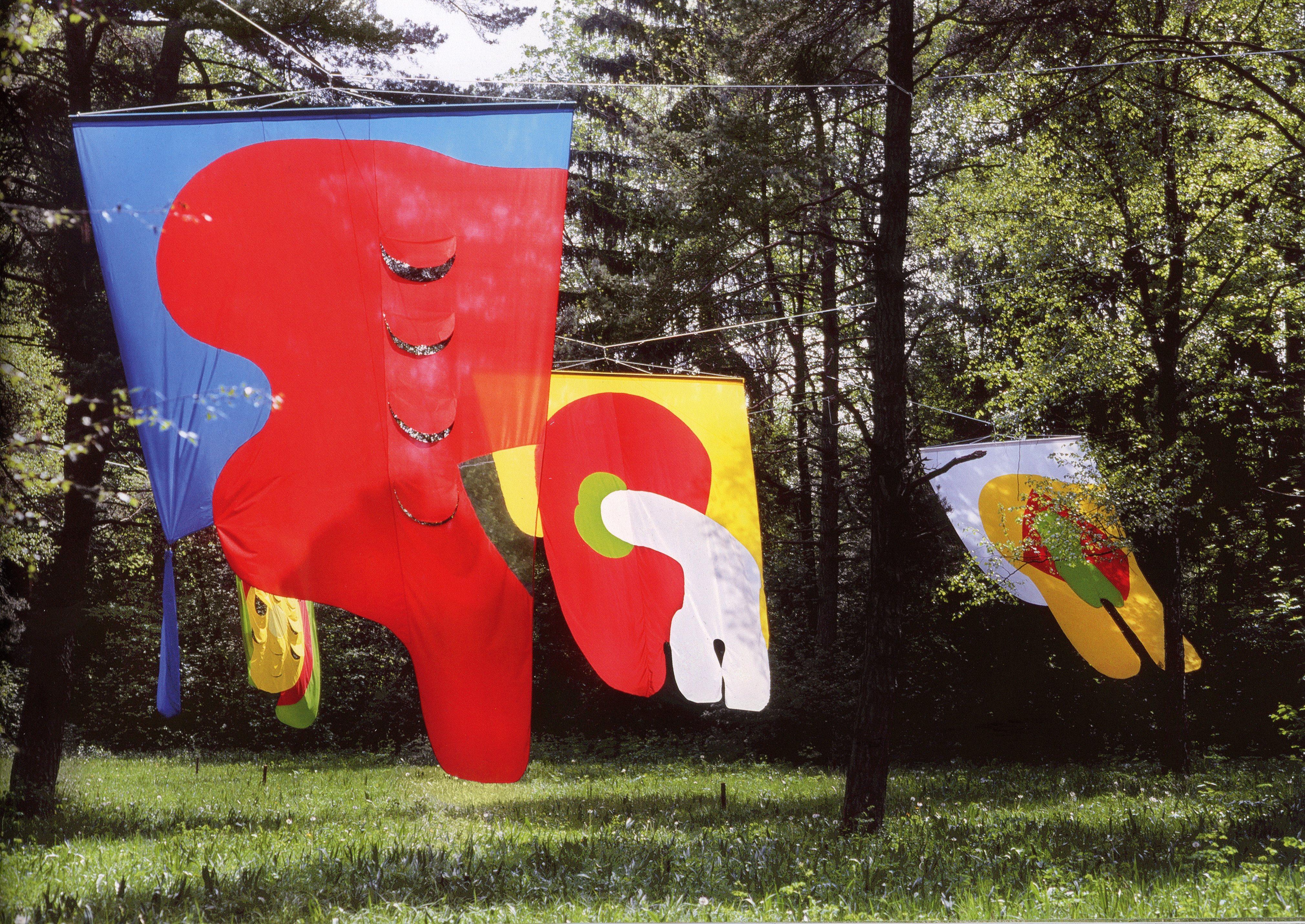 „Fahnen“ von Beate Oehmann. Die Installation wird erst am Samstag errichtet, das Beispielfoto stammt aus einem anderen Ort.