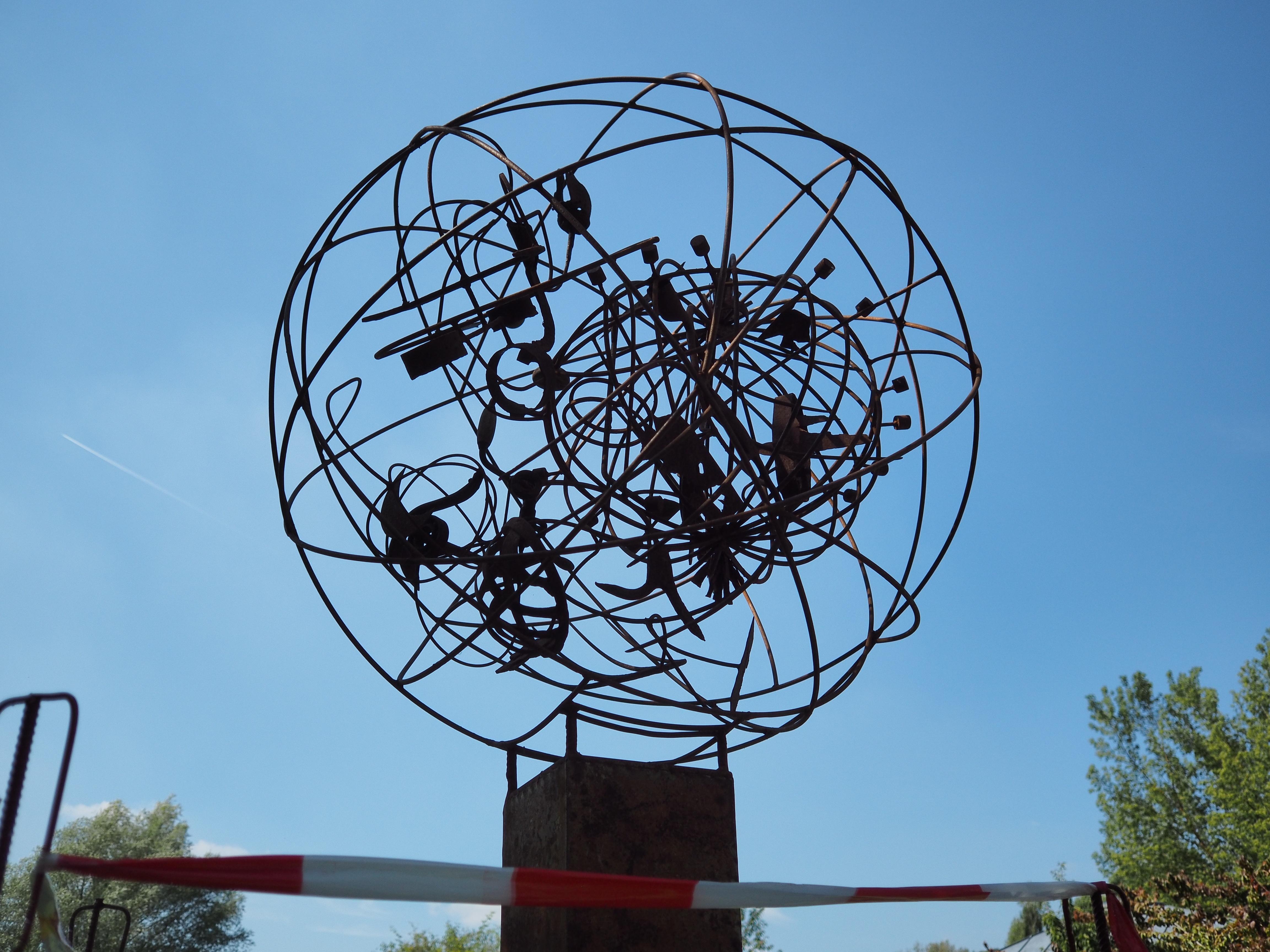 Apropos Treuchtlingen: Hier wird das Stadtbild außerdem durch das "Statement: Vom Punkt zum Kreis zur Kugel" bereichert. Das Werk stammt von Hubert Baumann.