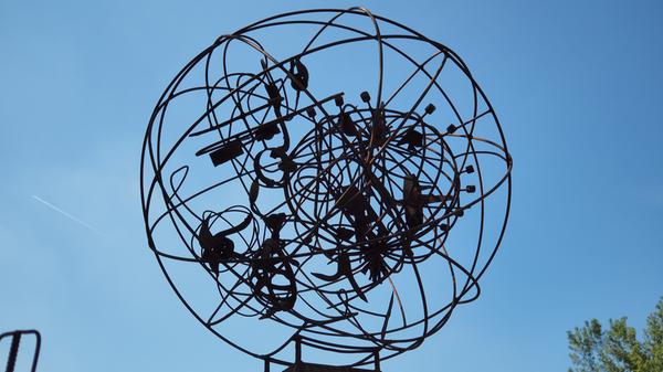 Apropos Treuchtlingen: Hier wird das Stadtbild außerdem durch das "Statement: Vom Punkt zum Kreis zur Kugel" bereichert. Das Werk stammt von Hubert Baumann.