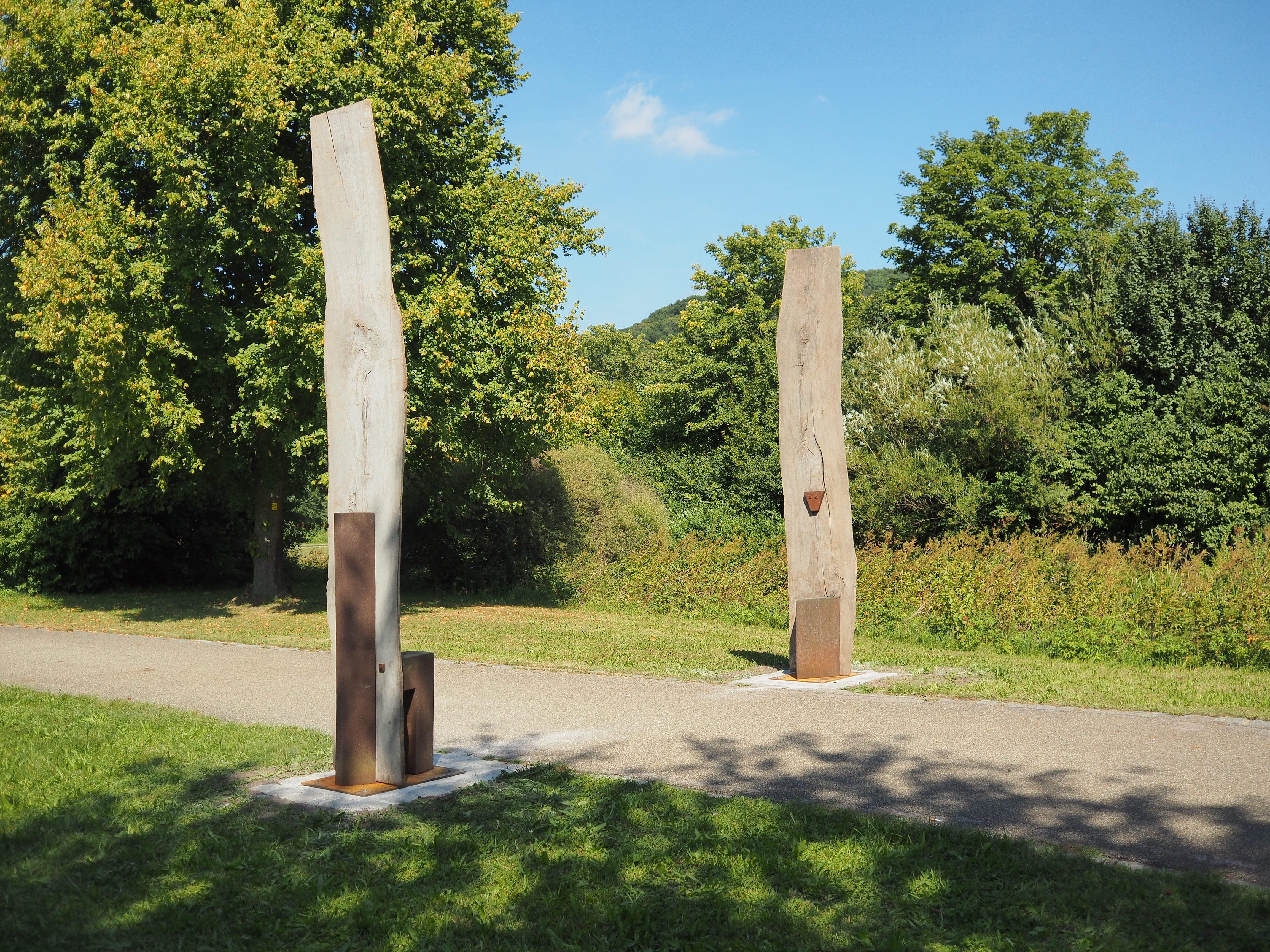 „Sitzende Stühle“ von Herbert Dlouhy.