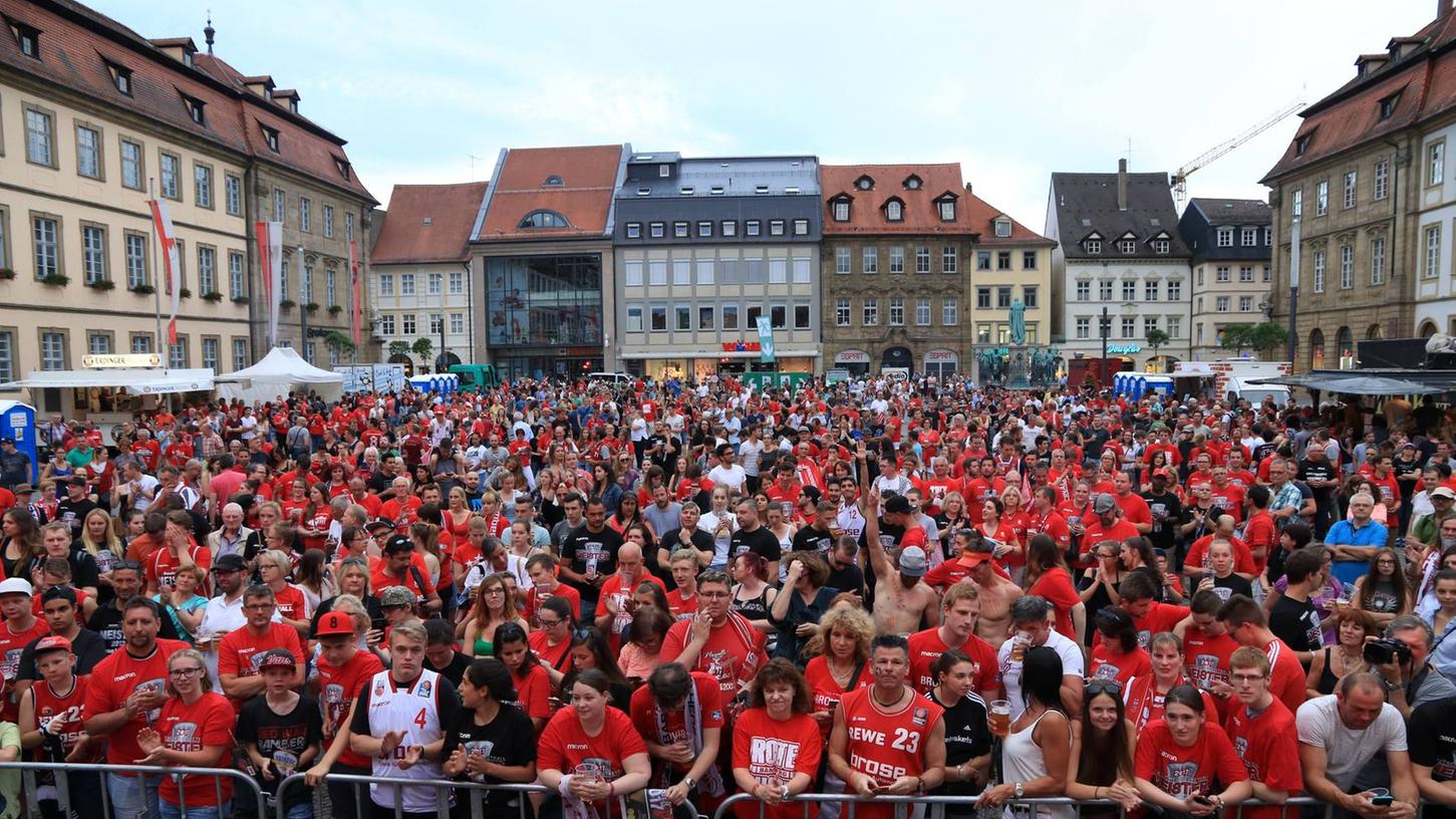 Etwa 3000 Menschen feierten auf dem Maximilianplatz in Bamberg als der Rauchtopf gezündet wurde.