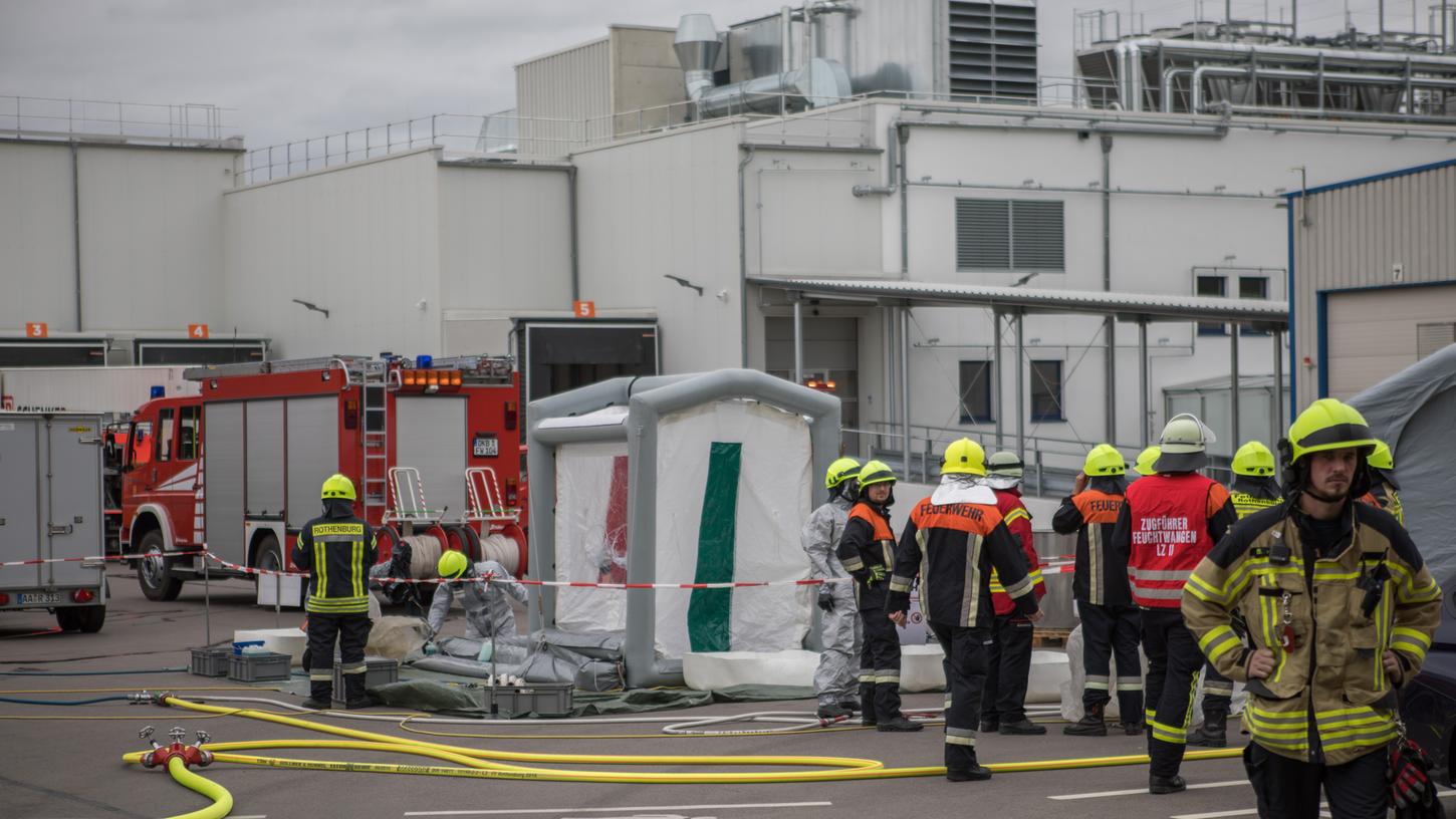 Großeinsatz in Sinbronn: Etwa 120 Einsatzkräfte der umliegenden Feuerwehren waren im Einsatz, um eine weitere Gefahr durch die Säure zu verhindern.