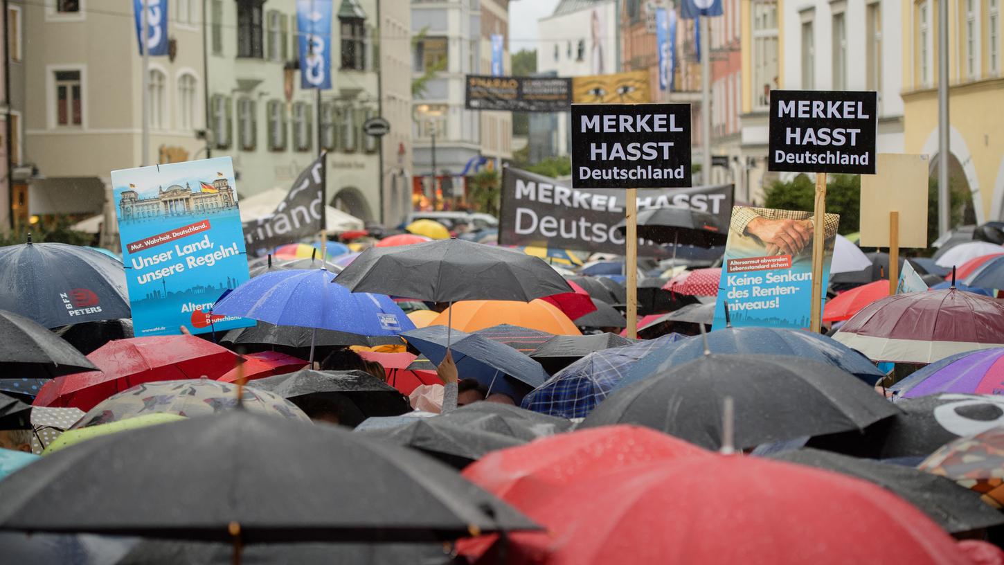 Auch in Rosenheim haben AfD-Anhänger am Dienstag auf einer Wahlkampfkundgebung von Bundeskanzlerin Merkel demonstriert.