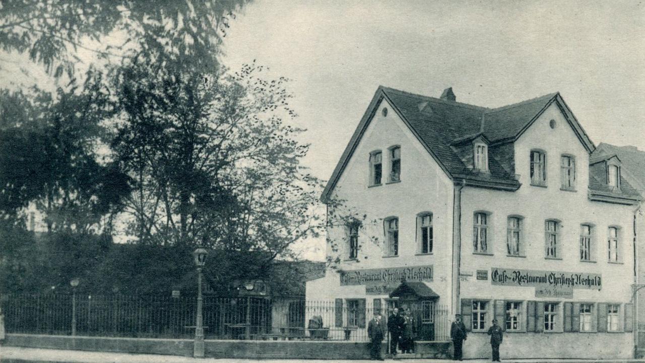 Die Platnersanlage im Jahr 1905: Wirt, Stammgäste und zwei Straßenbahnschaffner stehen beim Fototermin vor dem „Café-Restaurant Christoph Uschald“ stramm. Die Platnersanlage im Jahr 1905: Wirt, Stammgäste und zwei Straßenbahnschaffner stehen beim Fototermin vor dem „Café-Restaurant Christoph Uschald“ stramm.