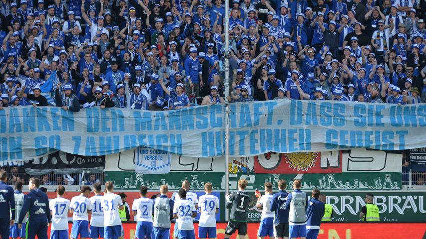 "Wir danken der Mannschaft, dass sie uns auch in dieser Saison so zahlreich hinterhergereist ist"Die reisefreudigen Fans des FC Schalke 04 zum Saisonabschluss in Ingolstadt. Am Humor lag es schonmal nicht, dass die Knappen die Qualifikation für das internationale Geschäft verpassten.