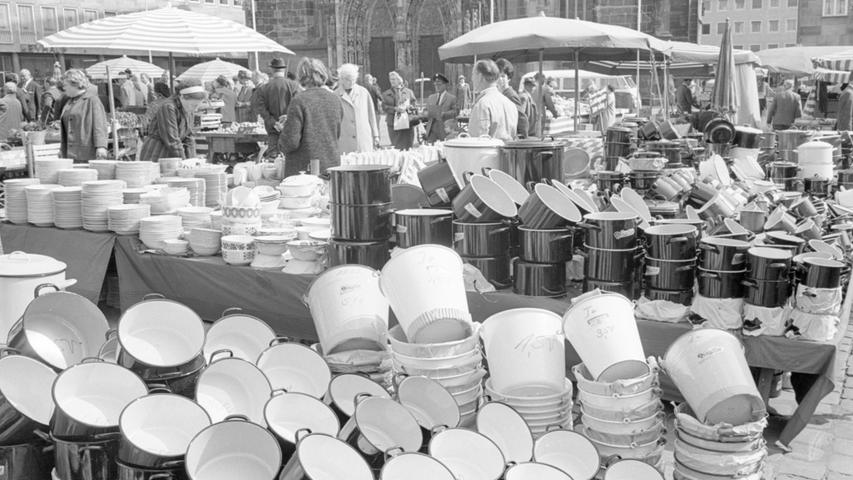 Auf dem Hauptmarkt werden in den nächsten zwei Wochen nicht nur Obst, Blumen und Gemüse, sondern auch Geschirr, Textilien und vieles andere verkauft.  Hier geht es zum Kalenderblatt vom 17. September 1967: Messe auf dem Markt