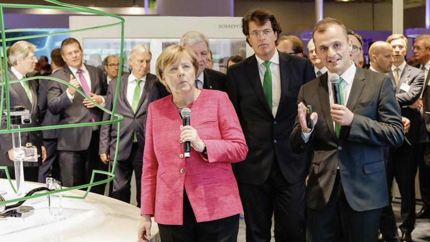 Angela Merkel am IAA-Stand von Schaeffler