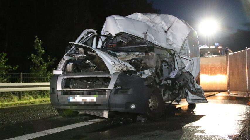Tödlicher Auffahrunfall: Transporter rammt 40-Tonner auf A6