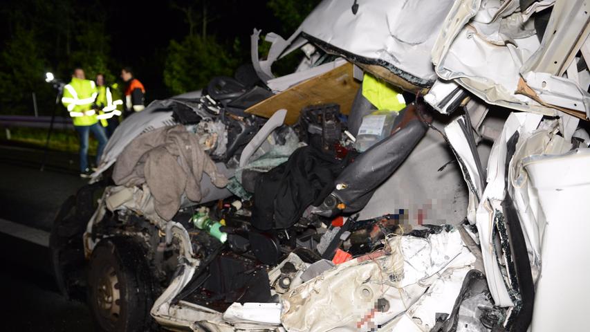 Tödlicher Auffahrunfall: Transporter rammt 40-Tonner auf A6