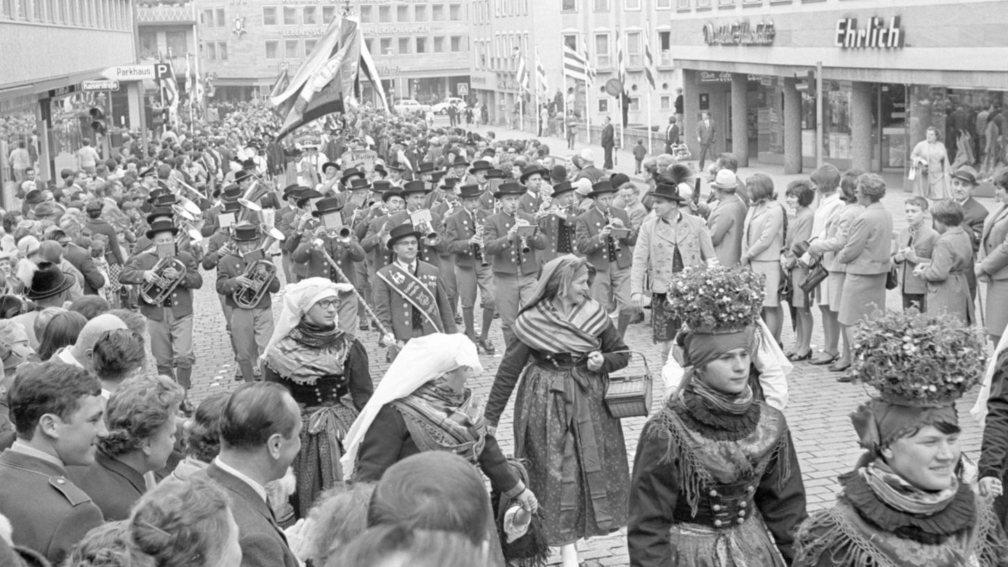 Fast eine Stunde dauerte es, bis der imponierende, aus 153 Trachtengruppen und 18 Kapellen zusammengestellte Festzug vorbeidefiliert war. Mittendrin die Frauen aus dem Trubachtal (vorne), dahinter die Kapelle aus dem oberösterreichischen Engelhardszell, die Graf Roland von Faber-Castell eingeladen hatte.