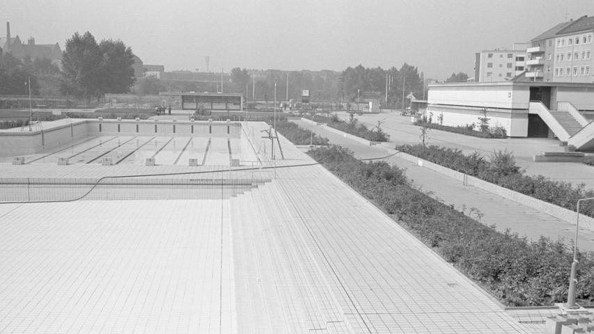 Das Freibad West mußte gründlich gereinigt werden. Seine Renovierung kommt jedoch erst im Frühjahr an die Reihe.  Hier geht es zum Kalenderblatt vom 19. September 1967: Badesaison mit Rekorden