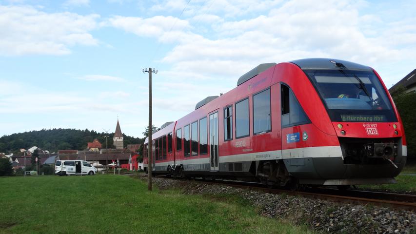 Unfall bei Laubendorf: Regionalbahn kracht in Schulbus