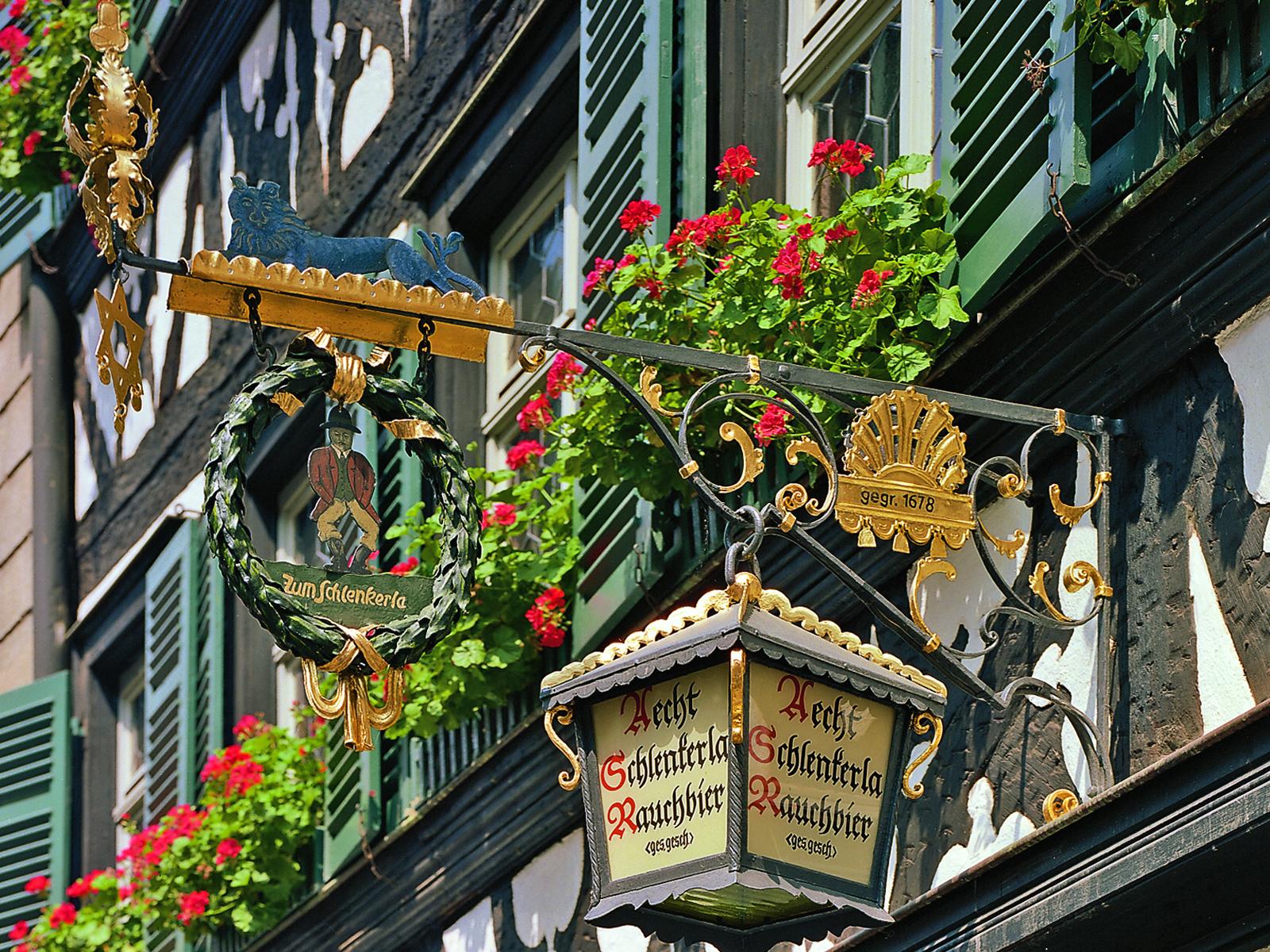 Hansla: Das historische “Heinzlein” zum ersten Mal wiederbelebt, noch dazu mit kräftigem Raucharoma und hoher Wiederholungsgarantie. Aus dem Nachbier des Mittelalters, das quasi aus dem “zweiten Aufguss” hergestellt wurde, hat sich ein formidables Leichtbier mit 1,2% entwickelt und ist seit wenigen Wochen auch in der Flasche zu haben – Ideal für jeden Grillabend!