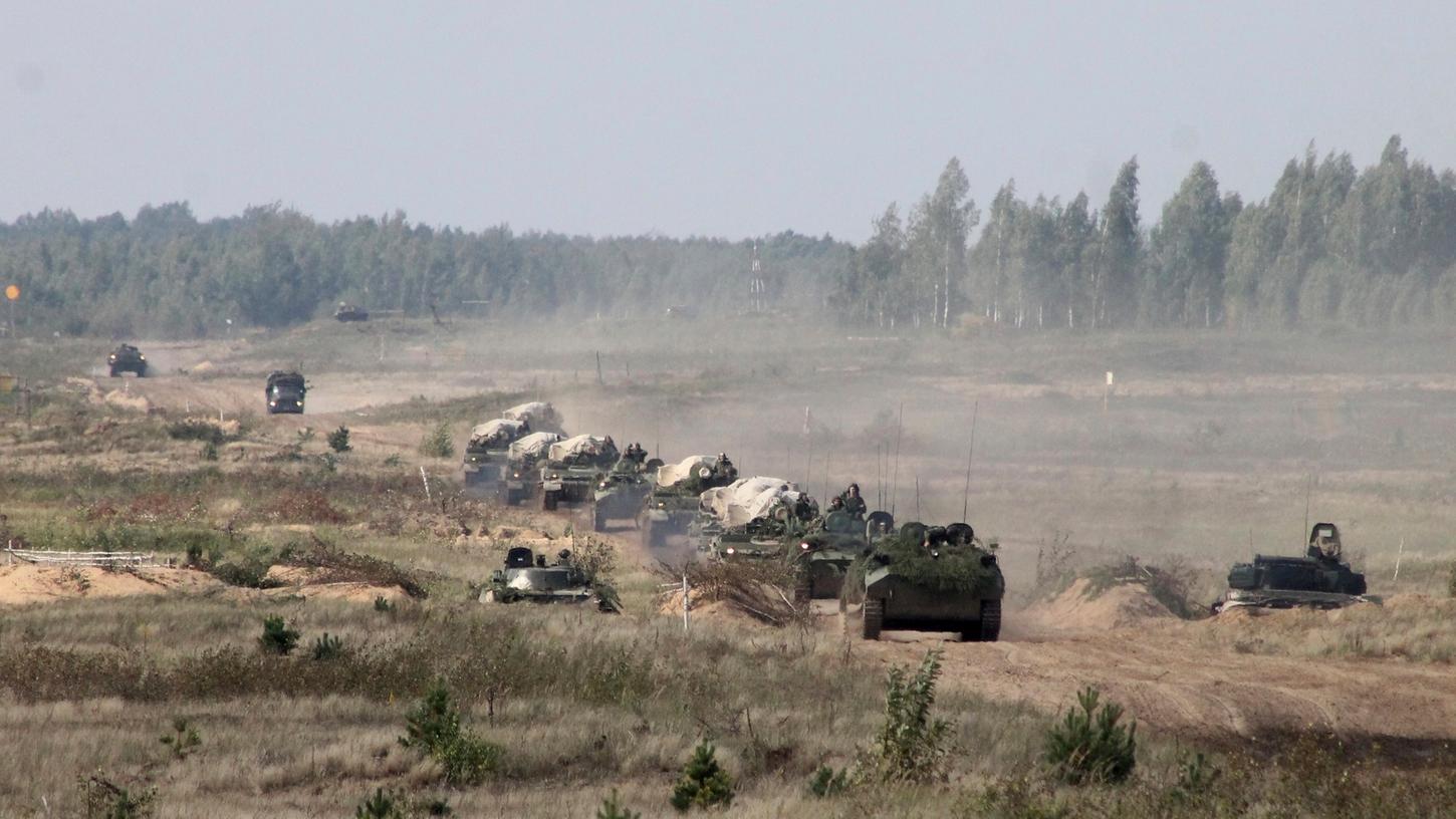 Ein Konvoi von Militärfahrzeugen auf einem weißrussischen Übungsplatz - dort lässt Putin gerade die Muskeln spielen.