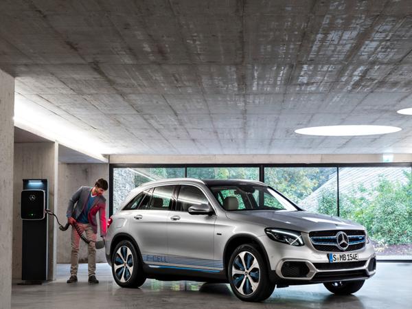 Mercedes GLC F-Cell: Tankt Strom – und Wasserstoff