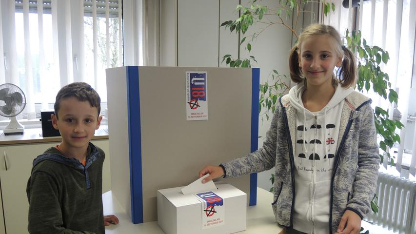 Die zwölfjährige Jule und ihr siebenjähriger Bruder Vincent nahmen in Pegnitz an der U18-Wahl teil.