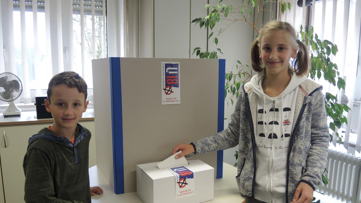 Ran an die Urne: Die zwölfjährige Jule und ihr siebenjähriger Bruder Vincent haben in Pegnitz probeweise gewählt.