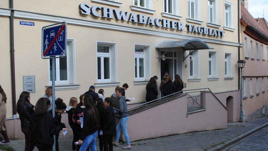 Eine Schuklasse auf dem Weg ins Wahllokal des Schwabacher Tagblatts.