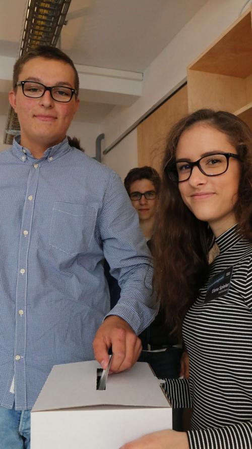 Auch in Hersbruck wurde gewählt: "Voll cool" findet der 16-jährige Max (links) die U18-Wahl.