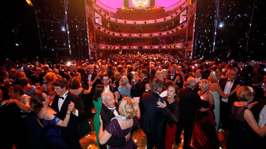 Lena trällert, Söder walzt: Tanz und Glamour auf dem Opernball 2017