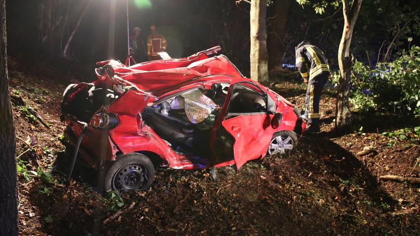 Auto überschlägt sich und prallt gegen Baum: Mann schwer verletzt