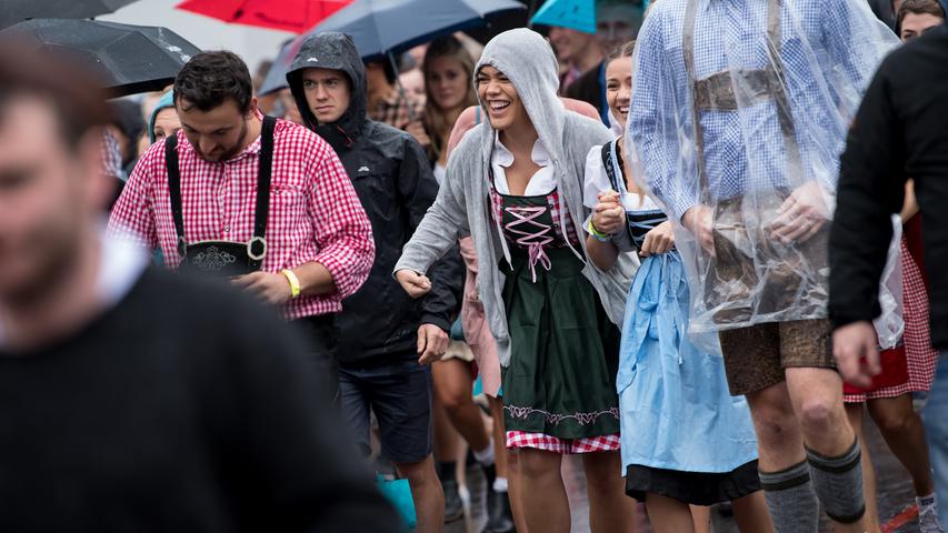 Ansturm in Dirndl und Lederhos'n: Wiesn-Besucher trotzen dem Regen