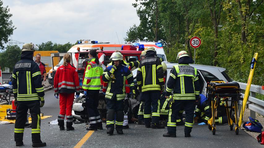 Sechs Verletzte: Erlanger Linienbus kollidiert mit Mercedes 