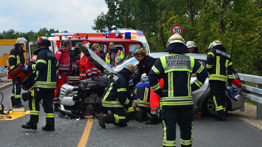 Sechs Verletzte: Erlanger Linienbus kollidiert mit Mercedes