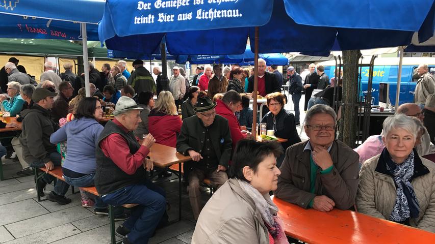 Volksfestatmosphäre beim Altmühl-Boten auf dem Marktplatz in Gunzenhausen.