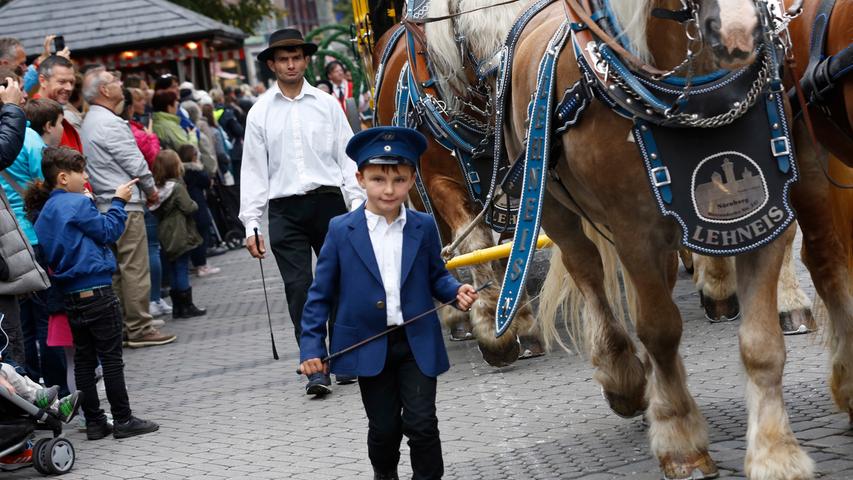 Mit Bläsern und Pferden: Der Festzug durch die Altstadt