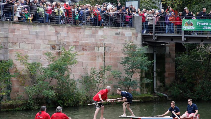 Kalter Wasserspaß: So lief das Fischerstechen auf der Pegnitz