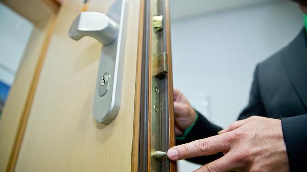 Um zu verhindern, dass die Wärme aus den beheizten Zimmern in kühlere Räume zieht, sollte man die Durchgangstüren möglichst geschlossen halten. Dadurch wird auch verhindert, dass sich Räume wie die Speisekammer, in denen es kühl bleiben soll, unnötig aufheizen.