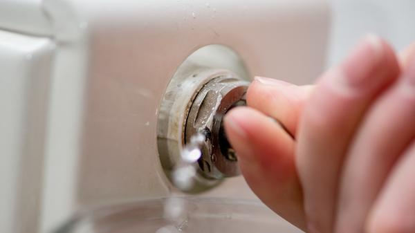 Wenn die Heizkörper gluckern oder nicht mehr richtig warm werden, ist das ein erstes Zeichen dafür, dass sie dringend entlüftet werden müssen. Pro Jahr kann man die Heizkosten hierdurch um bis zu 15 Prozent senken.