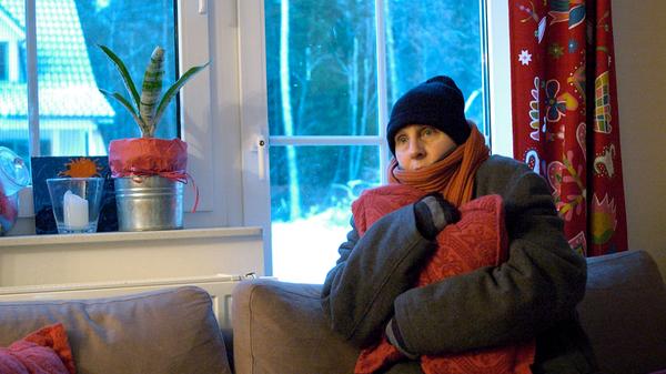 Wer gar nicht oder zu wenig heizt, um damit zu sparen, tut sich auch keinen Gefallen. Wenn die Raumtemperatur nämlich erstmal unter 12 Grad gesunken ist, nimmt es sehr viel Zeit in Anspruch, die Räume wieder aufzuheizen. Dazu kommt, dass nicht richtig beheizte Zimmer schnell von Schimmel befallen werden. So ist es ratsam, die Zimmertemperaturen stets über 15 Grad zu halten.