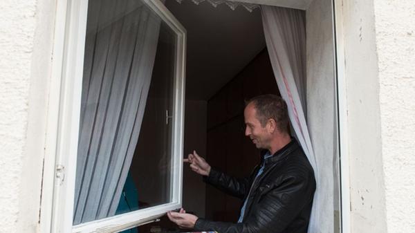 Richtiges Lüften ist das A und O. Anstatt das Fenster für längere Zeit nur zu kippen, sollte man auf Stoßlüften setzen. Zweimal pro Tag öffnet man dazu ein Fenster kurz möglichst weit. Idealerweise öffnet man gleichzeitig ein gegenüberliegendes Fenster, um Durchzug zu erzeugen. Experten raten, die Fenster etwa sechs Minuten geöffnet zu halten.